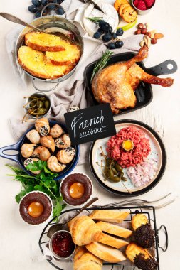 Hafif arka planda Fransız yemek çeşitleri. Geleneksel mutfak konsepti. Üst görünüm.