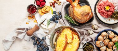 Hafif arka planda Fransız yemek çeşitleri. Geleneksel mutfak konsepti. Üst Manzara. Kopyalama alanı olan Panorama.