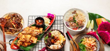 Endonezya 'nın çeşitli yiyecek setleri. Nasi Goreng, Rendang Pork, Satay, hafif arka planda bakso. Ünlü Endonezya mutfağı. Üst Manzara. Kopyalama alanı olan Panorama.