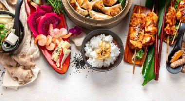 Hafif bir geçmişi olan geleneksel Asya yemekleri çeşitleri var. Üst Manzara. Kopyalama alanı olan Panorama.