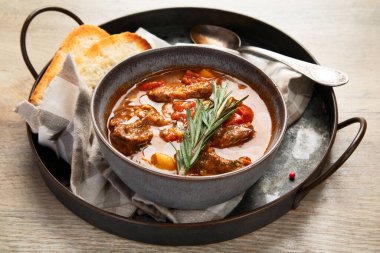 Ahşap bir arka planda, havuçlu biftek ve küçük soğanlı biftek şeritleri. Üst görünüm.