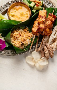 Geleneksel Endonezya tavuğu, buğulanmış pirinç ve sosla servis ediliyor. Üst Manzara. Boşluğu kopyala.