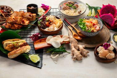 Endonezya 'nın çeşitli yiyecek setleri. Nasi Goreng, Rendang Pork, Satay, hafif arka planda bakso. Ünlü Endonezya mutfağı. Üst görünüm.