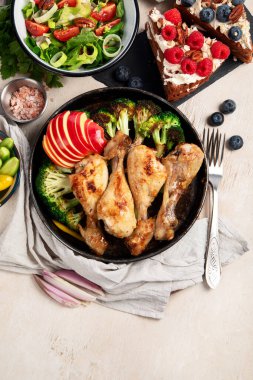 Yeşil sebzeli, tavuklu ve arka planda taze salatalı çeşitli tabak ve kaseler. Sağlıklı gıda konsepti. Üst Manzara. Boşluğu kopyala.