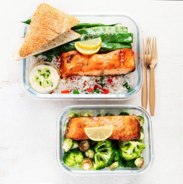 Hafif bir arka planda yemek hazırlamak için yapılmış cam kaplarda pirinç ve sebzeli somon balığı. Sağlıklı yaşam tarzı.