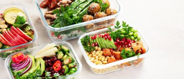 Vejetaryenler için sağlıklı yemekler hazırlıyorum. Hafif bir arka planda konteynırlarda yiyecek ve atıştırmalıklar. Üst Manzara. Kopyalama alanı olan Panorama.