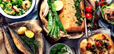 Akşam yemeği ya da öğle yemeği için tabakta çeşitli sağlıklı deniz ürünleri. Yüksek miktarda vitamin ve antioksidan.