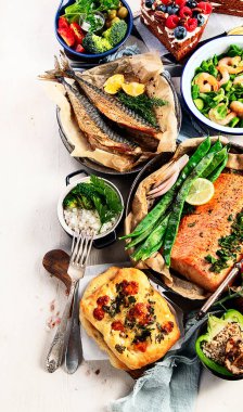 Akşam yemeği ya da öğle yemeği için tabakta çeşitli sağlıklı deniz ürünleri. Geleneksel Akdeniz mutfağı. Üst Manzara. Yüksek miktarda vitamin ve antioksidan.