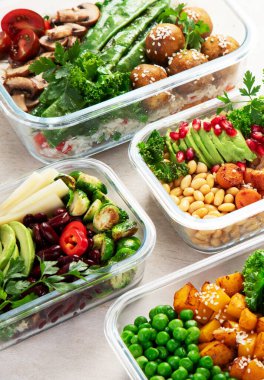 Vejetaryenler için sağlıklı yemekler hazırlıyorum. Hafif bir arka planda konteynırlarda yiyecek ve atıştırmalıklar. Üst görünüm.