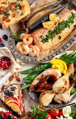Öğle Yemeği İçin Sağlıklı Yemek veya Vitaminler ve Antioksidanlarla Akşam Yemeği. Üst görünüm