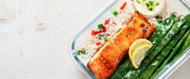 Hafif bir arka planda yemek hazırlamak için yapılmış cam kaplarda pirinç ve sebzeli somon balığı. Sağlıklı bir yaşam tarzı. Boşluğu kopyala.