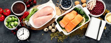 Sağlıklı beslenme planı. Koyu gri arka planda diyet ve yemek planlaması. Üst manzara, düz yatış, manzara