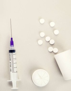 Gri arka planda ekipman ilaçları koleksiyonu. Tıbbi konsept. Üst görünüm, düz görünüm, kopyalama alanı