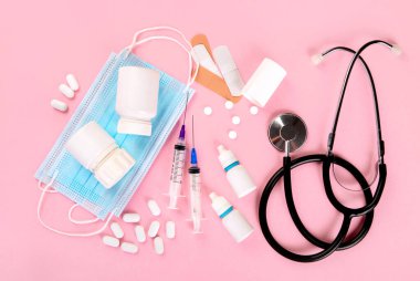 Pembe arka planda ekipman tıbbı koleksiyonu. Tıbbi konsept. Üst görünüm, düz görünüm, kopyalama alanı