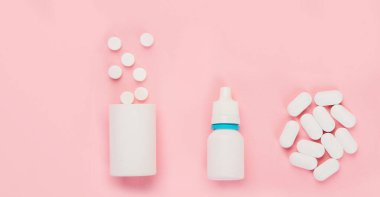 Pembe arka planda ekipman tıbbı koleksiyonu. Tıbbi konsept. Üst görünüm, düz görünüm, kopyalama alanı, panorama