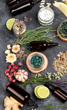 Alternatif ilaç varyasyon hapları ve bitkiler. Homeopati tıp konsepti. Üst görünüm