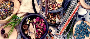 Alternatif ilaç varyasyon hapları ve bitkiler. Homeopati tıp konsepti. Üst manzara, düz uzanma