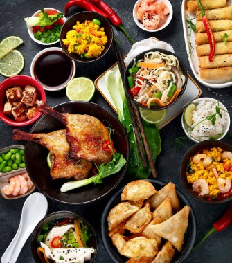 Koyu gri arka planda çeşitli Çin yemekleri ve atıştırmalıklar. Geleneksel gıda konsepti. Üst manzara, düz uzanma