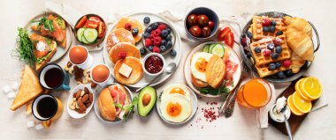 Hafif bir arka planda sağlıklı bir kahvaltı. Lezzetli ve sağlıklı yemek kavramı. Üst Manzara. Panorama.