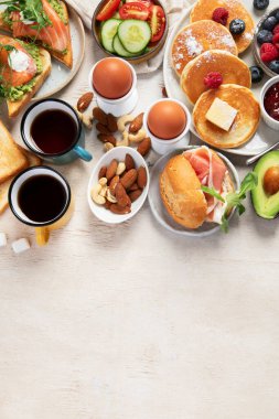 Hafif bir arka planda sağlıklı bir kahvaltı. Lezzetli ve sağlıklı yemek kavramı. Üst Manzara. Boşluğu kopyala.