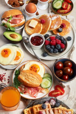 Hafif bir arka planda sağlıklı bir kahvaltı. Lezzetli ve sağlıklı yemek kavramı. Üst görünüm.