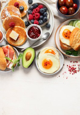 Hafif bir arka planda sağlıklı bir kahvaltı. Lezzetli ve sağlıklı yemek kavramı. Üst Manzara. Boşluğu kopyala.