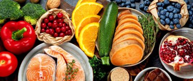 Koyu gri arka planda yaşlanma karşıtı menü. Yüksek miktarda antioksidan, mineral ve vitamin. Üst görünüm, düz görünüm, Spac kopyala