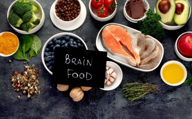 Koyu gri arka plandaki beyinler için en iyi ürünler. Temiz yeme konsepti. Üst manzara, düz uzanma