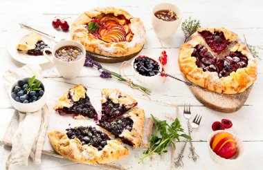 Ev yapımı yaz turtaları ya da beyaz ahşap masada galetler. Üst manzara, düz uzanma