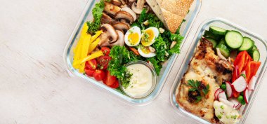 Hafif arka planda tavuk ve sebzeli sağlıklı yemek konteynerleri. Üst Manzara. Beslenme çantası. Kopyalama alanı olan Panorama.