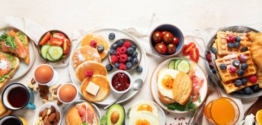 Hafif bir arka planda sağlıklı bir kahvaltı. Lezzetli ve sağlıklı yemek kavramı. Üst Manzara. Kopyalama alanı olan Panorama.
