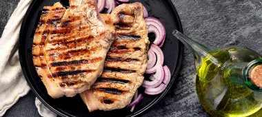 Koyu gri arka planda dilimlenmiş domuz eti. Organik gurme yemek konsepti. Üst manzara, düz uzanma