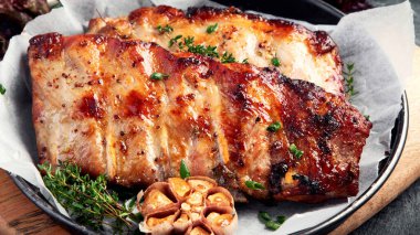 Koyu gri arka planda abur cubur ve sos ile kızarmış pirzola. Gurme yemek pişirme kavramı. Boşluğu kopyala