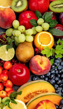 Karanlık arka planda çeşitli taze meyveler. Organik gıda konsepti. Üst görünüm, düz görünüm, kopyalama alanı