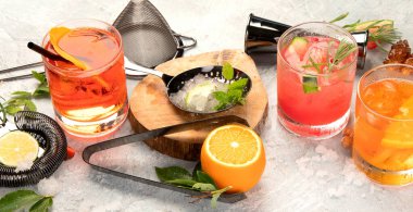 Hafif arka planda çeşitli kokteyller servis ediliyor. Klasik içki menüsü konsepti. Panorama