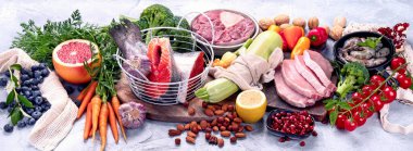 Açık gri arka planda sağlıklı diyet yemekleri. Sağlıklı yüksek protein ve düşük karbonhidrat ürünleri. Üst manzara, düz yatış, manzara