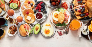 Hafif bir arka planda sağlıklı bir kahvaltı. Lezzetli ve sağlıklı yemek kavramı. Üst Manzara. Kopyalama alanı olan Panorama.