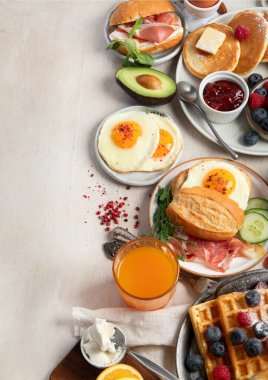 Hafif bir arka planda sağlıklı bir kahvaltı. Lezzetli ve sağlıklı yemek kavramı. Üst Manzara. Boşluğu kopyala.