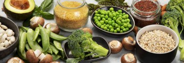 Işık arkaplanındaki doğal bitki protein kaynakları. Sağlıklı dengeli diyet kavramı. Panorama