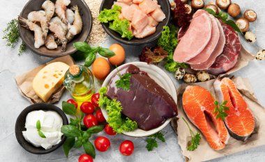 Açık gri arka planda yüksek miktarda B vitamini. Sağlıklı beslenme konsepti. Üst manzara, düz uzanma