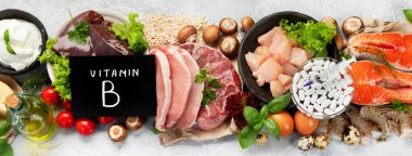 Açık gri arka planda yüksek miktarda B vitamini. Sağlıklı beslenme konsepti. Üst manzara, düz yatış, manzara