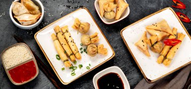 Gri arka planda farklı çöplükler var. Geleneksel Asya yemekleri. Üst görünüm, düz görünüm, kopyalama alanı