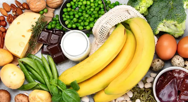 Koyu arkaplanda yüksek miktarda B7 vitamini var. Sağlıklı beslenme konsepti. Üst manzara, düz uzanma