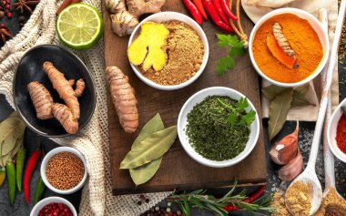 Gri arka planda çeşitli baharatlar. Geleneksel baharat konsepti. 