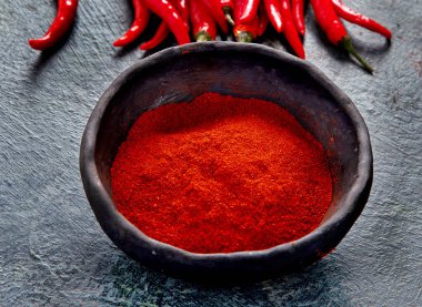 Kırmızı biber ya da koyu arkaplanda kırmızı biber. Geleneksel baharat konsepti. 