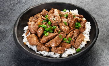 Esmer arka planda etli bulgogi. Geleneksel Kore yemekleri. 