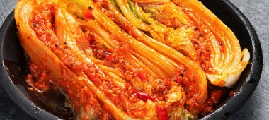 Gri arka planda kimçi lahanası. Geleneksel Kore yemekleri. Boşluğu kopyala