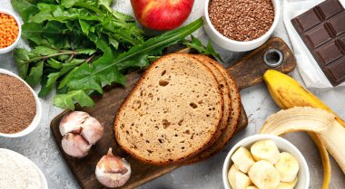 Işık arka planında en iyi prebiyotik kaynakları. Sağlıklı gud. Üst görünüm, düz görünüm, kopyalama alanı