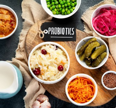 Gri arka planda en iyi probiyotik kaynakları. Mayalanmış yiyecek. Üst manzara, düz uzanma