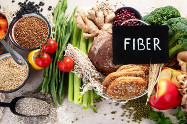 Beyaz arka planda sağlıklı bağırsak için yüksek lifli gıdalar. Sağlıklı dengeli diyet kavramı. Üst görünüm.